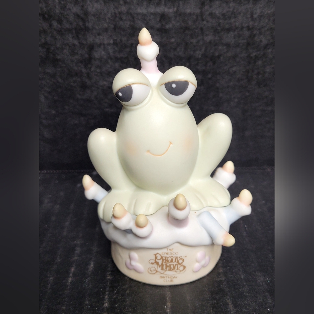 1995 Precious Moments 'Hoppy Birthday' Figurine Symbol Of Membership #B0010